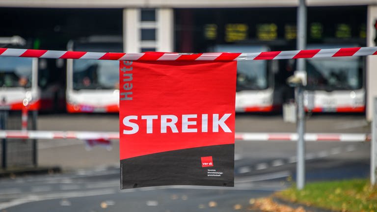 Busdepot mit einem Flatterband abgesperrt, an dem eine Info auf Streik der Gewerkschaft ver.di hängt (Foto: IMAGO, Funke Foto Services)