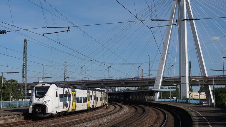 Die S6 verläßt den Hauptbahnhof Ludwigshafen in Richtung Mainz (Foto: Fritz Engbarth)