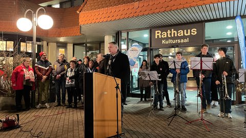 Andreas Poignée, Bürgermeister von Limburgerhof spricht auf der Kundgebung gegen Rassismus vor dem Haupteingang des Rathauses. (Foto: SWR)
