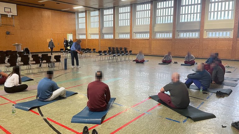 Insassen der JVA-Frankenthal lernen Yoga von und mit ehemaligem Häftling (Foto: SWR)