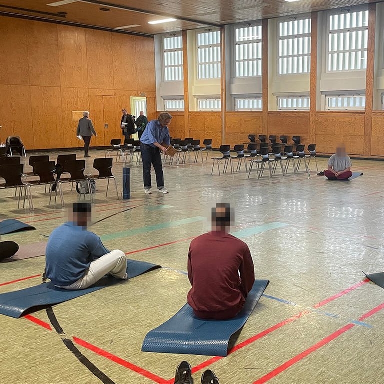 Insassen der JVA-Frankenthal lernen Yoga von und mit ehemaligem Häftling