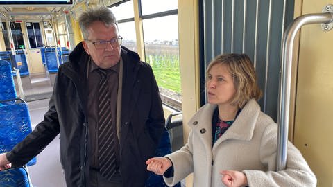 Mobilitätsministerin Katrin Eder (Grüne) und der Landrat des Rhein-Pfalz-Kreises, Clemens Körner (CDU), informierten sich über den Ausbau der Rhein-Haardt-Bahn (Foto: SWR, Martin Gärtner)