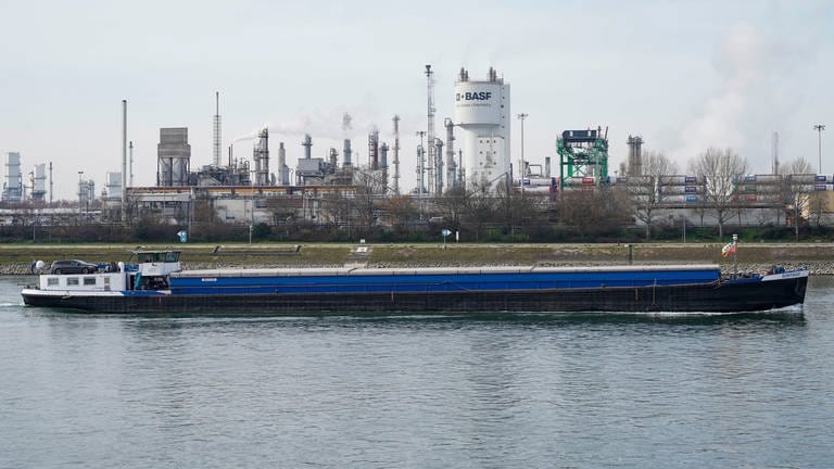 Schiff fährt vor BASF Stammwerk in Ludwigshafen