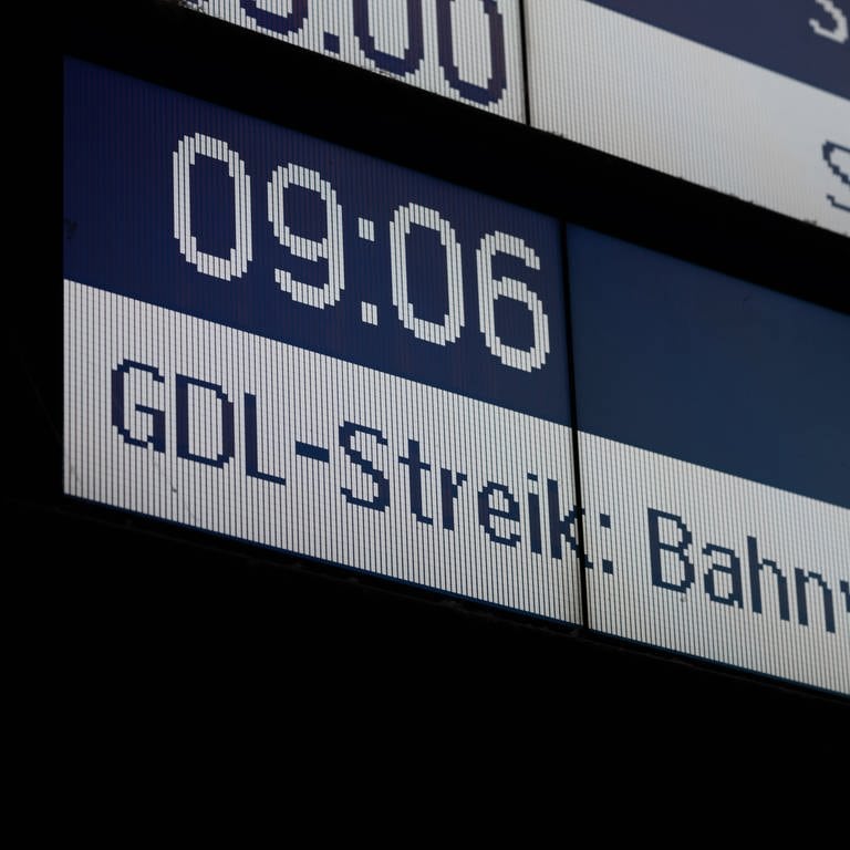 Anzeigetafel in Bahnhof mit Aufschrift GDL-Streik, Symbolbild für Bahnstreik in der Pfalz (Foto: dpa Bildfunk, Robert Michael)