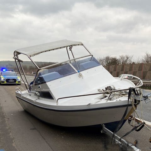 Sportboot auf der A6 bei Grünstadt (Foto: Polizei Ruchheim)