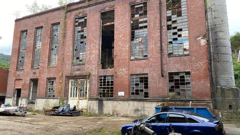 In einer ehenaligen Papierfabrik an der B39 bei Lindenberg im Kreis Bad Dürkheim hat der mutmaßliche Täter das Opfer sexuell missbraucht