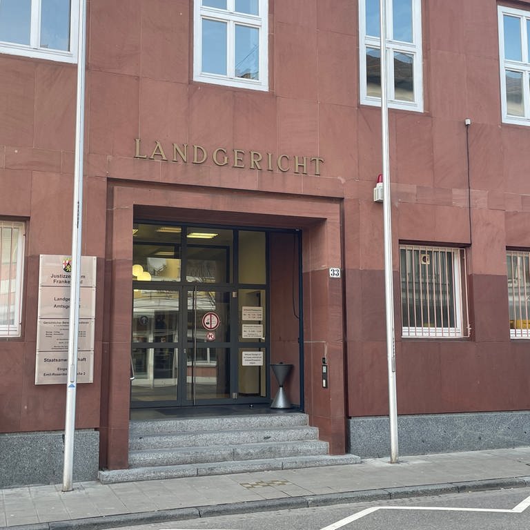 Das Landgericht Frankenthal hat heute Morgen (27.02., 9:30) die Klage gegen die Hambach-Gesellschaft abgewiesen. Der AfD-nahe Ökonom Max Otte hatte geklagt, weil die Gesellschaft seinen Aufsatz nicht in ihrem Jahrbuch veröffentlicht hatte.