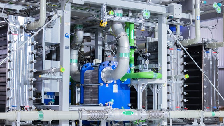 Blick auf den Elektrolyseur für die Herstellung von grünem Wasserstoff bei Air Liquide.  (Foto: dpa Bildfunk, picture alliance/dpa | Rolf Vennenbernd)