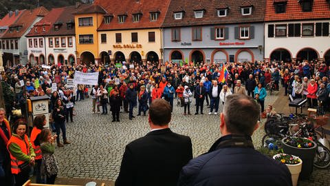 Menschen auf dem Rathausplatz in Annweiler (Foto: Benjamin Burckschat)