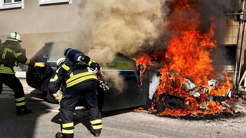 Brennendes Auto und Feuerwehreinsatz in Speyer