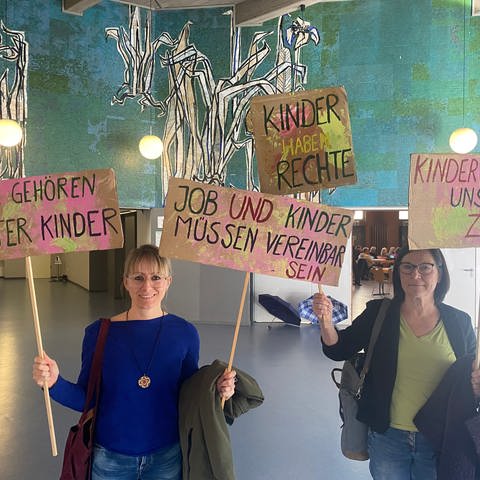 Christiane Huber und Liselotte Seibert von der "Elterninitiative Betreuungsnotstand Ludwigshafen" demonstrieren vor dem Jugendhilfeausschuss (Foto: SWR)