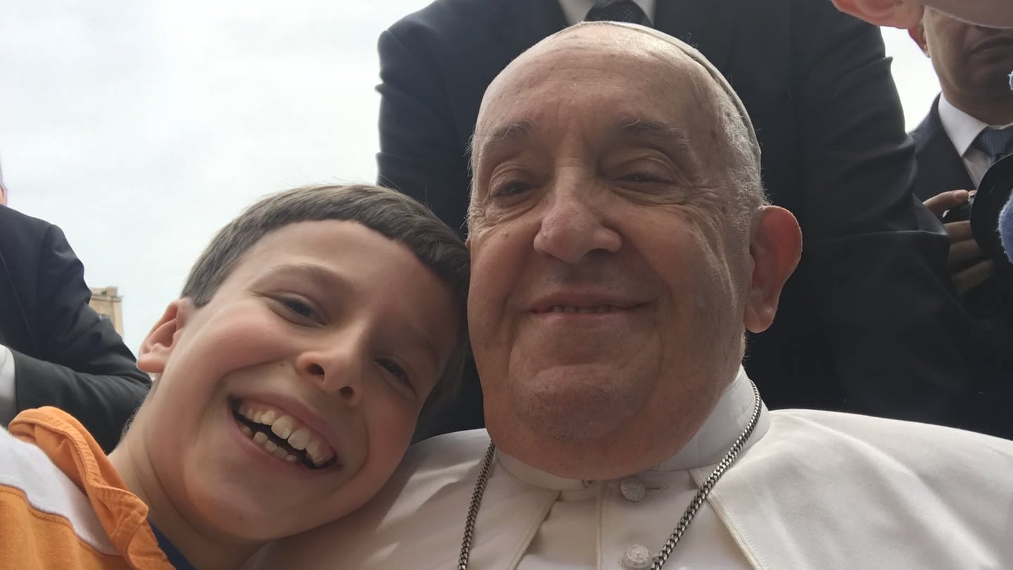 Selfie mit Papst Franziskus: So nah kam der Domchor Speyer dem katholischen Kirchenoberhaupt (Foto: Markus Melchiori Domkapellmeister Speyer)