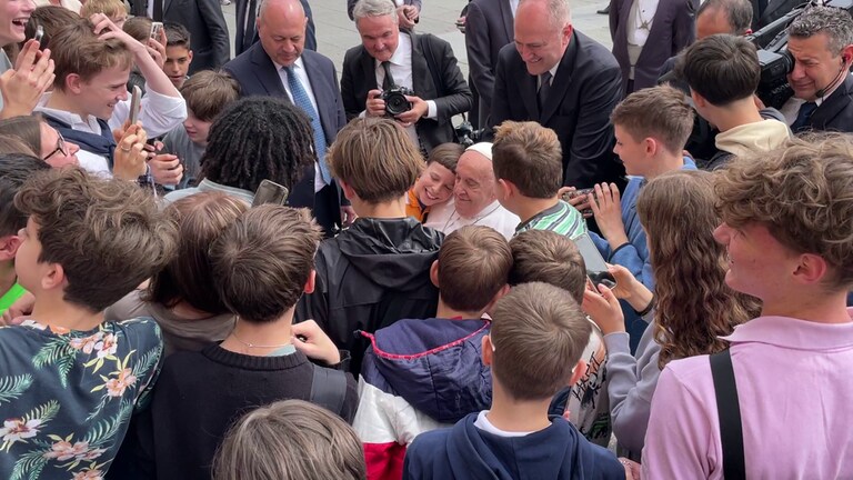 Kinder des Domchores machen ein Selfie mit dem Papst
