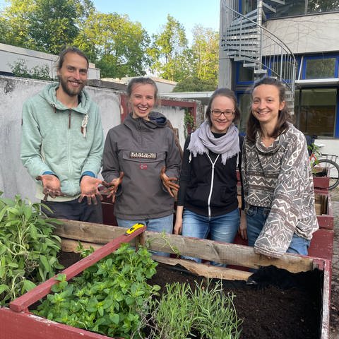 Studierende beim Urban Gardening in Landau