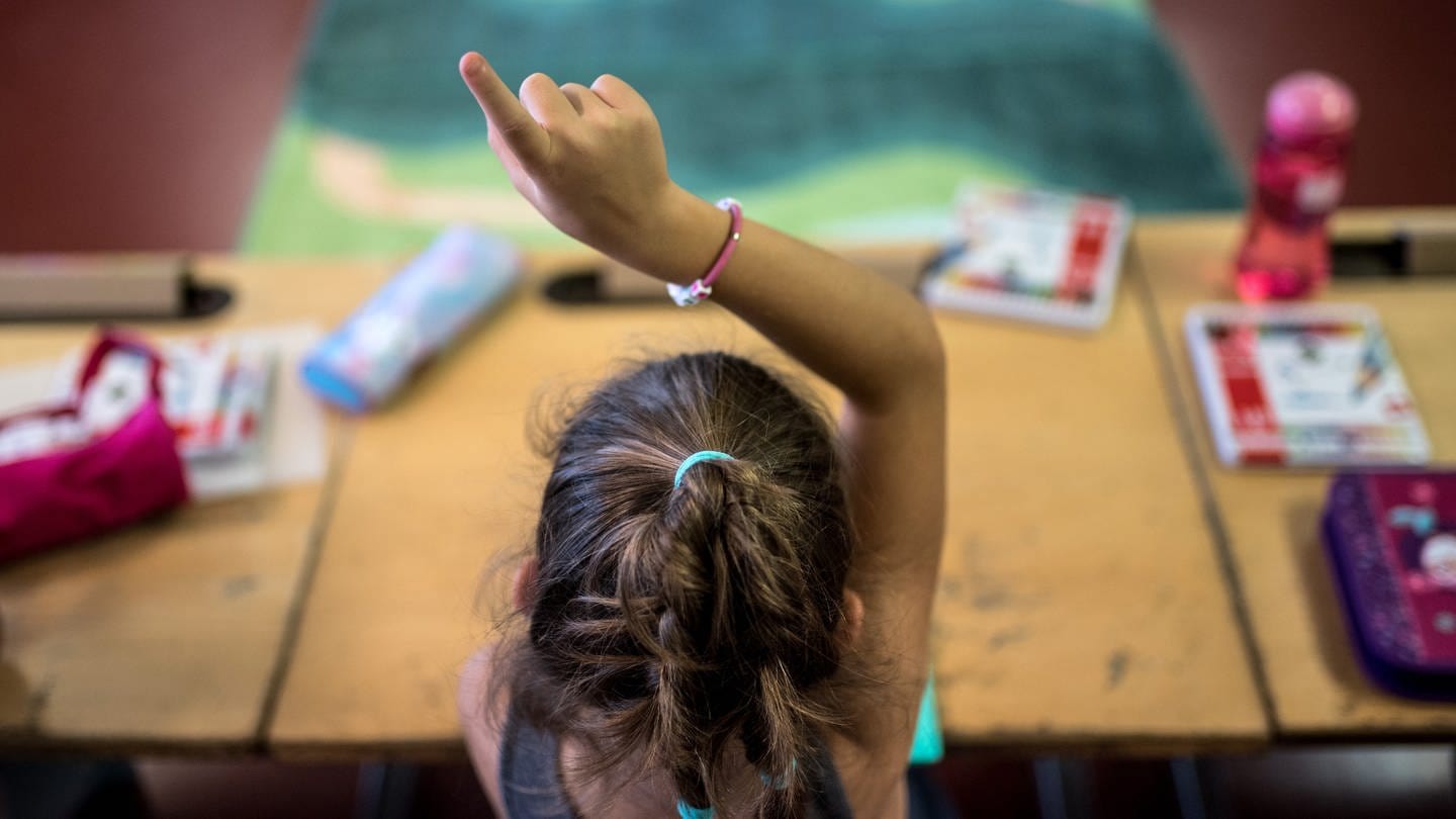 Ein Mädchen an der Gräfenauschule in Ludwigshafen. 200 Schulen in RLP werden mit dem Startchancen-Programm gefördert. (Foto: dpa Bildfunk, picture alliance / Davide Agosta//dpa | Davide Agosta)