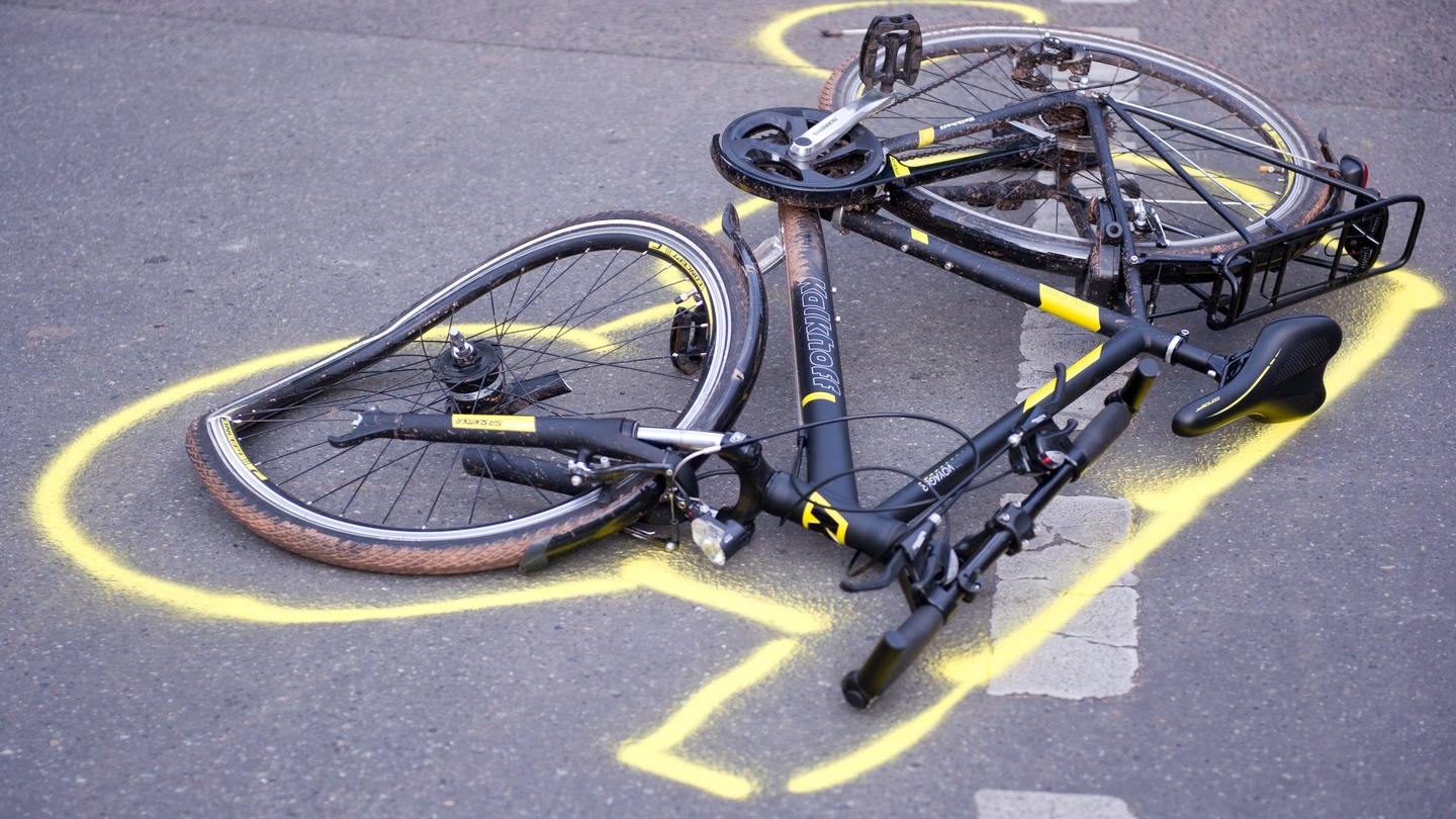 Ein zerstörtes Fahrrad liegt auf der Straße. Symboldbild für Artikel: Mann wirft Fahrrad auf Politiker in Speyer. (Bildquelle: dpa-Bildfunk, Daniel Naupold) (Foto: dpa Bildfunk, Daniel Naupold/dpa)