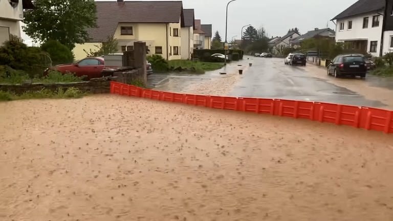 Überflutete Straßen und Felder in Römerberg