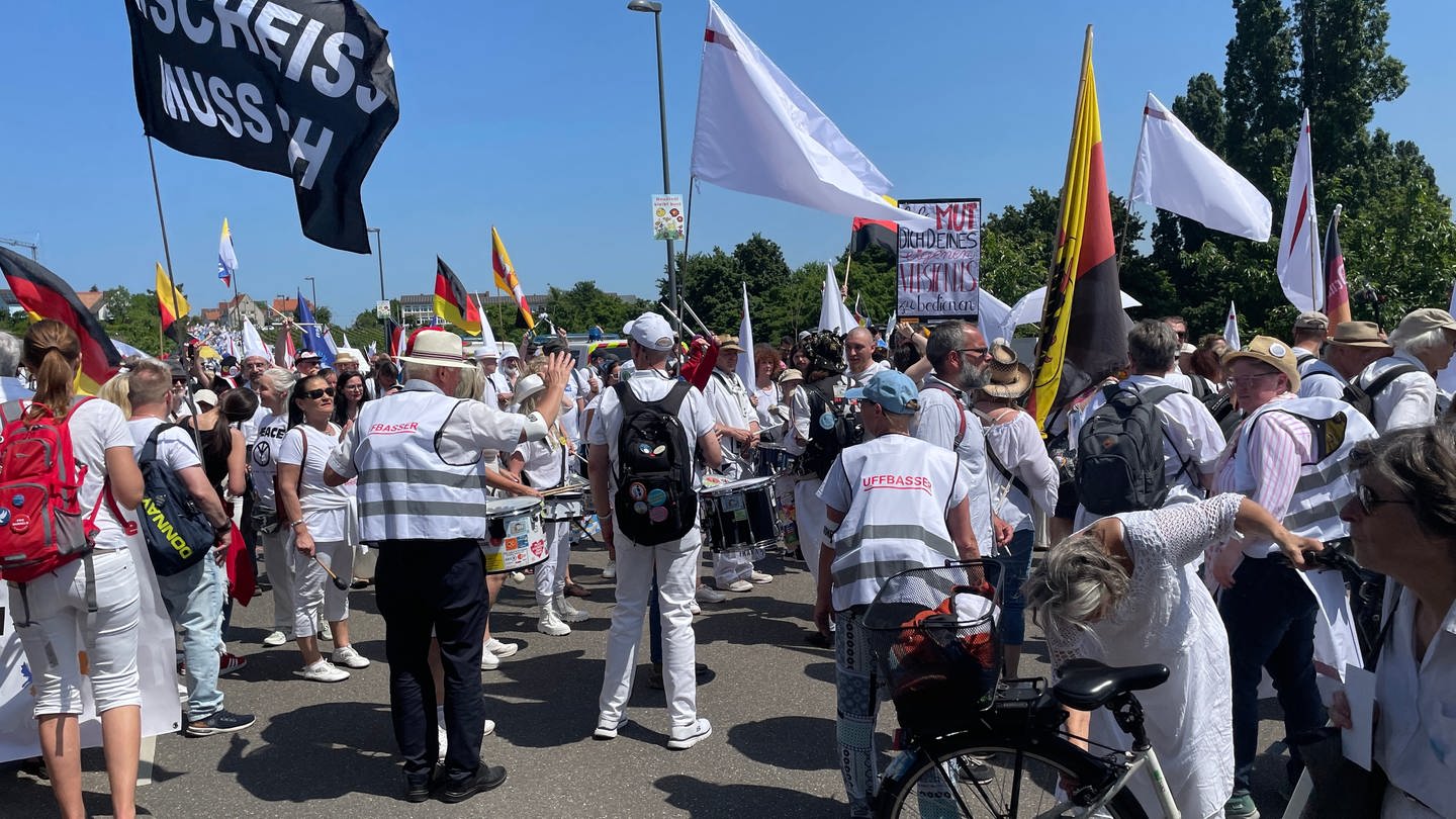 Die Weißen am 28. Mai marschieren zum Hambacher Schloss (Foto: SWR)