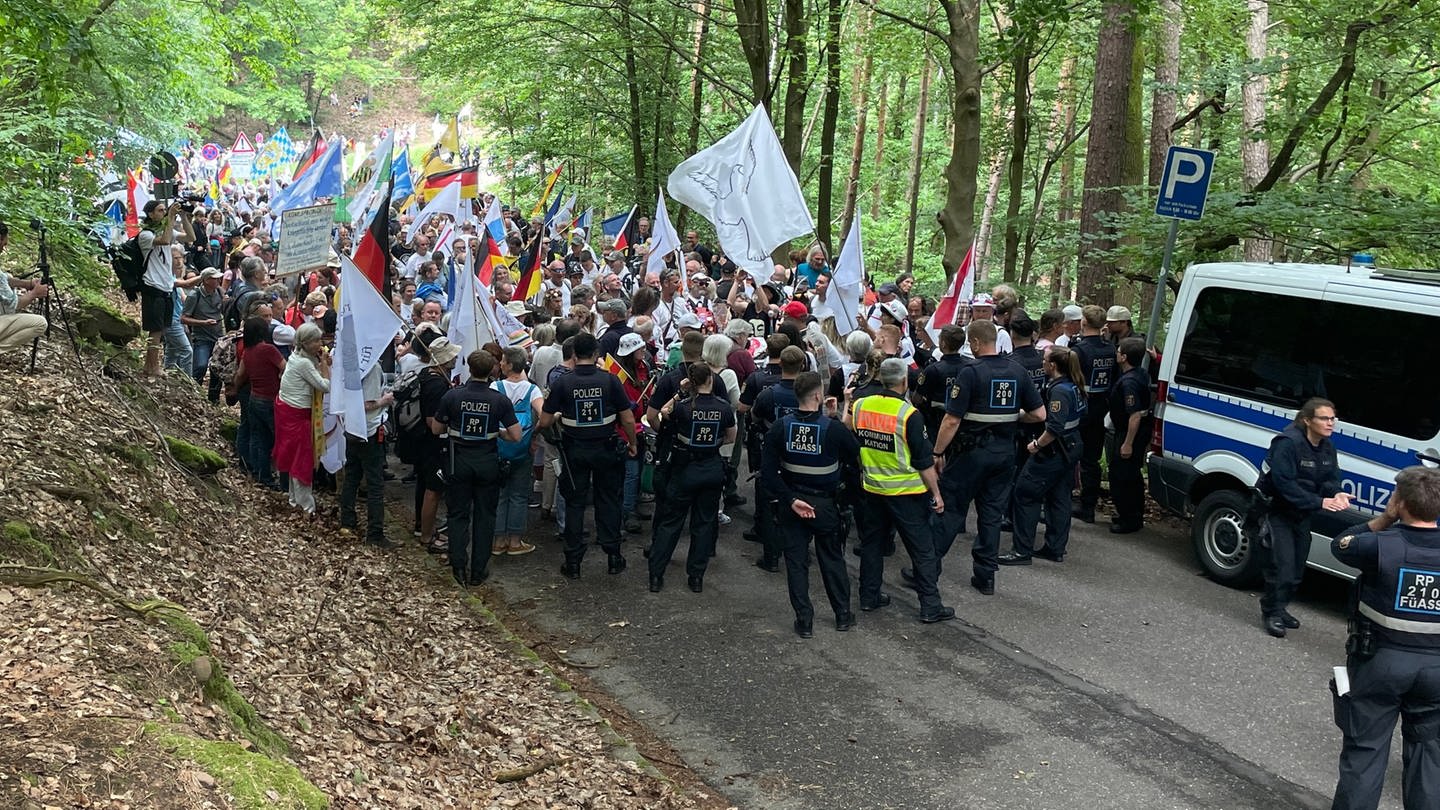 Demonstration und Gegendemo in Neustadt Hambach am 19. Mai 2024 (Foto: SWR)