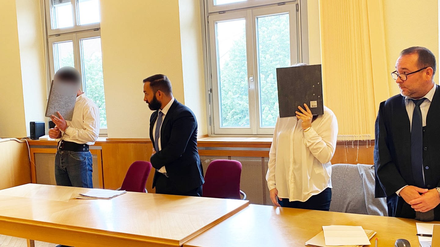 Angeklagte und ihre Anwälte im Prozess um Fluchthilfe für einen Häftling des Mannheimer Gefängnisses im vergangenen Dezember in Ludwigshafen (Foto: SWR)