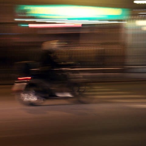 Rollerfahrer rast durch die Straße