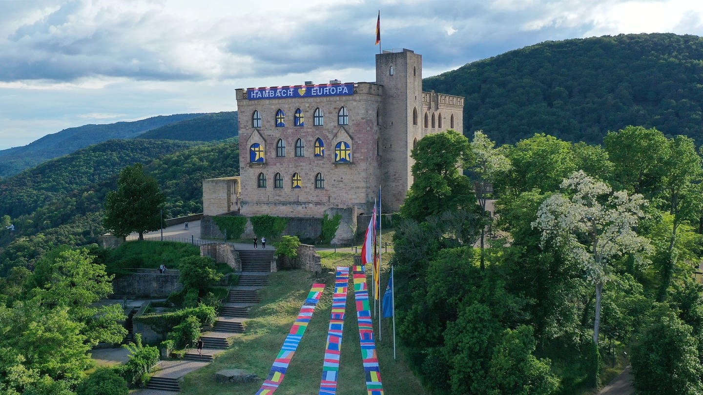 Flaggen europäischer Länder vor dem Hambacher Schloss (Foto: Stadtverwaltung Neustadt an der Weinstraße / Kai Mehn)