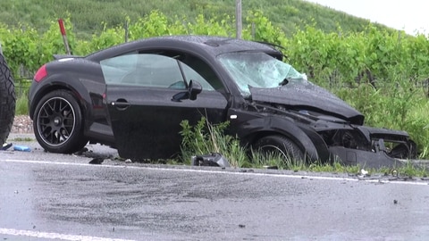 Ein zerstörrter Audi TT am Straßenrand, nach einem Unfall auf der B37. Die Frontscheibe ist zerstört, der schwarze Motorraum ist eingedrückt.