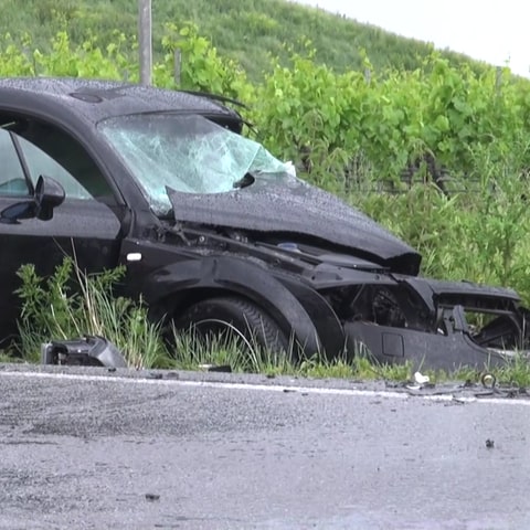 Ein zerstörrter Audi TT am Straßenrand, nach einem Unfall auf der B37. Die Frontscheibe ist zerstört, der schwarze Motorraum ist eingedrückt.
