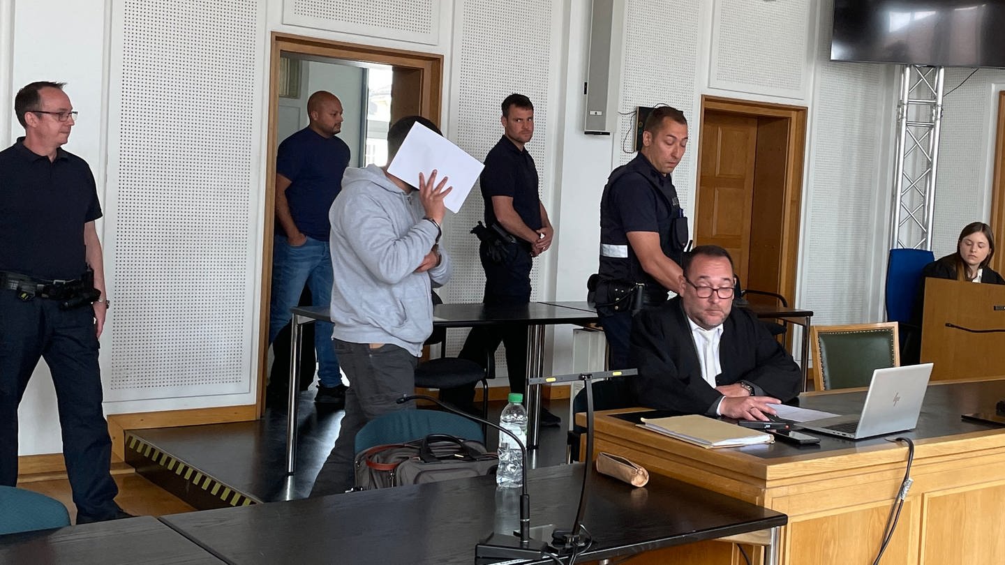 Angeklagter im Prozess um Körperverletzung mit Todesfolge im Gerichtssaal des Landgerichts Frankenthal (Bildquelle: SWR) (Foto: SWR)