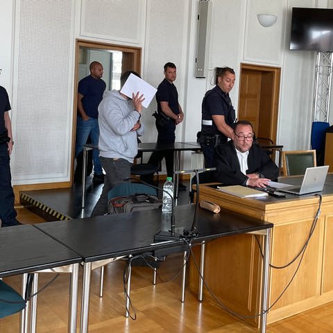 Angeklagter im Prozess um Körperverletzung mit Todesfolge im Gerichtssaal des Landgerichts Frankenthal (Bildquelle: SWR)