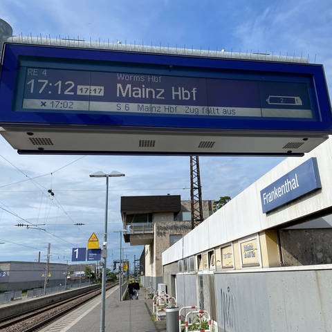 Anzeigetafel auf dem Bahnhof Frankenthal zeigt, dass der Zug ausfällt. (Bildquelle: SWR)