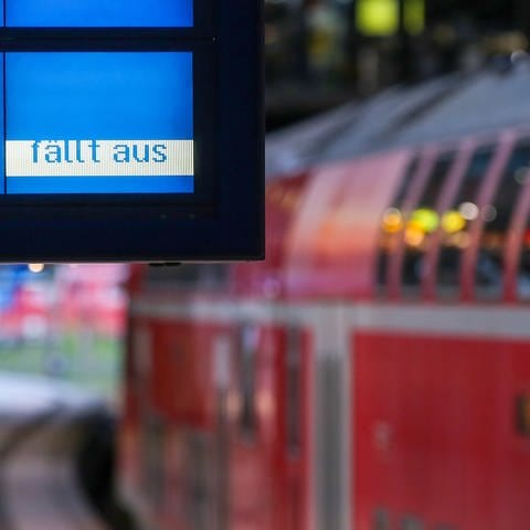 Ein Zugausfall wird auf einer Anzeigentafel im Hauptbahnhof angezeigt.