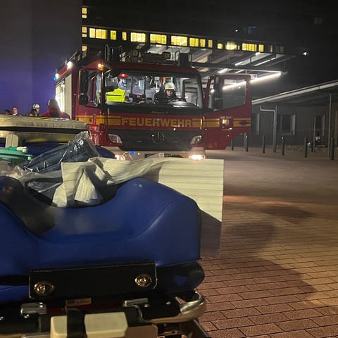 Feuerwehrauto im Einsatz, im Vordergrund eine Trage  Quelle: Stadt Speyer, Brand- und Katastrophenschutz