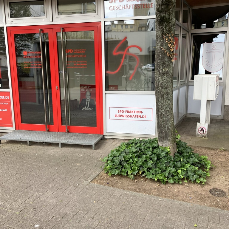 Man sieht ein Hakenkreuz auf einem Fenster des Büros der SPD in Ludwigshafen. Quelle: BÜNDNIS 90 DIE GRÜNEN KV Ludwigshafen