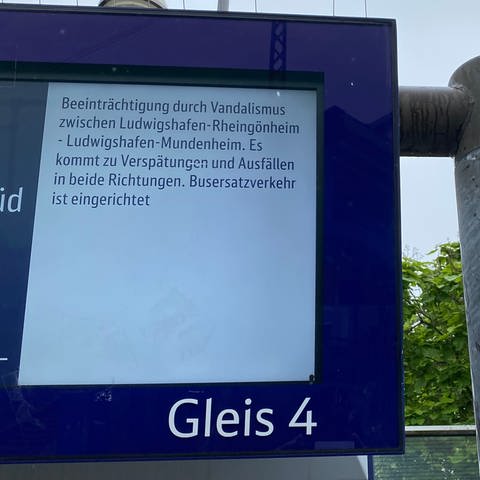 Diebe haben zwischen Ludwigshafen-Mundenheim und Ludwigshafen-Rheingönheim Kabel gestohlen. Auf der Strecke von Ludwigshafen über Schifferstadt nach Neustadt können deshalb keine Züge fahren. Als Ersatz werden Busse eingesetzt.