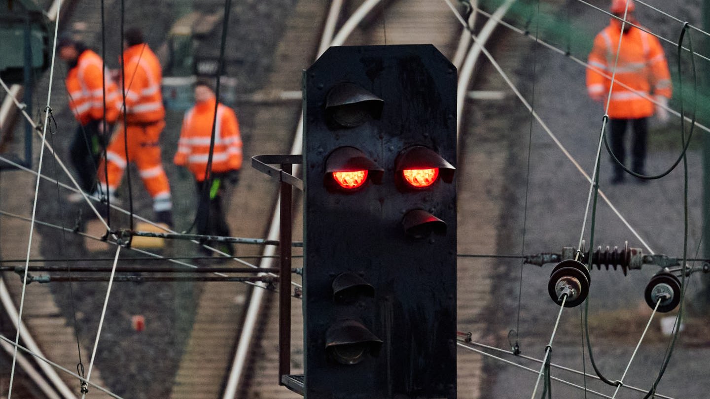 Nach Kabel-Diebstahl an Bahnstecke in Ludwigshafen ist Signalanlage kaputt - es fallen weiter viele Züge in der Vorderpfalz aus. (Foto: dpa Bildfunk, Picture Alliance)