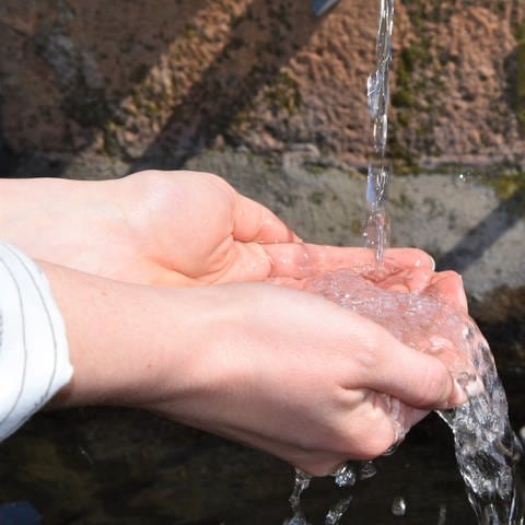 Eine Methode, sich abzukühlen: Hände unter fließendes Wasser halten