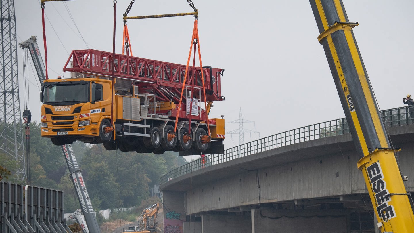 Ein Schwerlastkran hebt ein Spezialfahrzeug von der maroden Salzbachtalbrücke in Wiesbaden. (Foto: dpa Bildfunk, Picture Alliance)