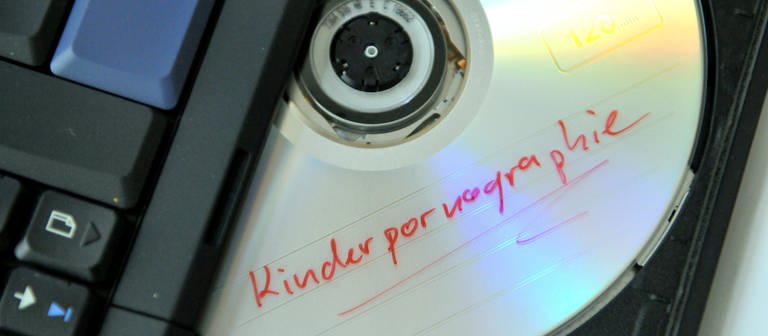 Eine CD mit kinderpornografischen Daten in einem Laufwerk (Foto: dpa Bildfunk, Picture Alliance)