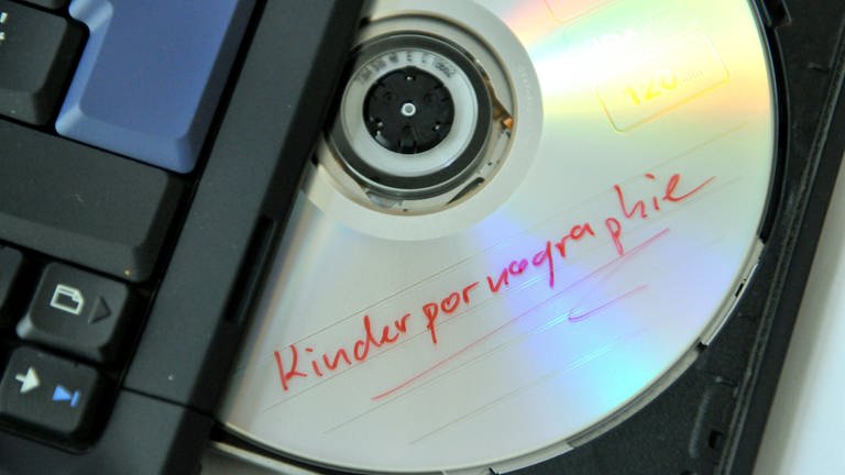 Eine CD mit kinderpornografischen Daten in einem Laufwerk (Foto: dpa Bildfunk, Picture Alliance)