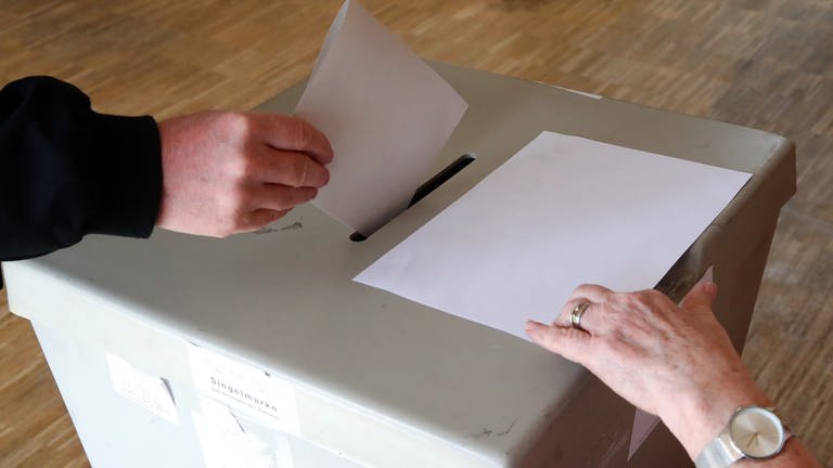 Eine Frau wirft ihren Wahlzettel in eine Wahlurne (Foto: dpa Bildfunk, Picture Alliance)