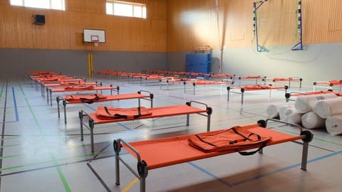Die Turnhalle des Sebastian-Münster-Gymnasiums in Ingelheim wird zur Notunterkunft für ukrainische Flüchtlinge (Foto: Kreisverwaltung Mainz-Bingen)