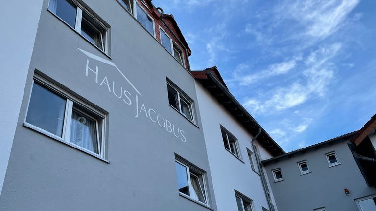Im Altenheim Haus Jacobus in Osthofen sind zahlreiche Bewohner am Coronavirus gestorben (Foto: SWR)