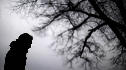 Eine Frau steht neben einem Baum.  (Foto: dpa Bildfunk, Julian Stratenschulte)