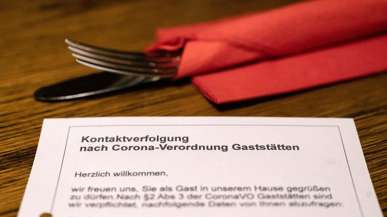 Besteck und Corona-Verordnung in Gaststätte (Foto: dpa Bildfunk, picture alliance/Marijan Murat/dpa)