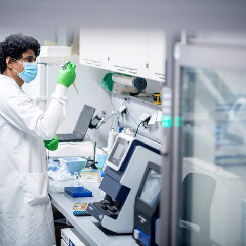 Ein Mitarbeiter des Biotechnologie-Unternehmens Biontech arbeitet in einem Labor. (Foto: dpa Bildfunk, picture alliance/dpa/Biontech | Biontech)