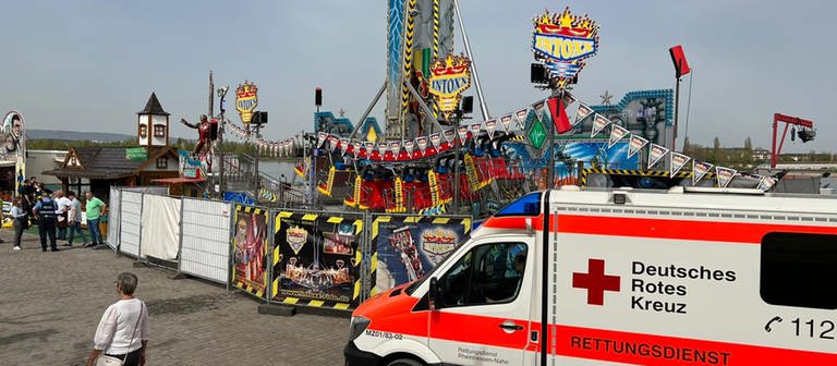 Ein Krankenwagen steht vor dem Fahrgeschäft, an dem es zu einem Unfall gekommen ist. (Foto: boost your city)