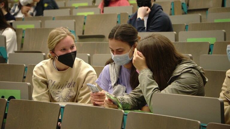 Drei Studentinnen sitzen mit Maske in einem Hörsaal der Universität Mainz. (Foto: SWR)