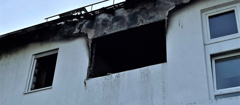 Nach dem Feuer im früheren Hotel Waldhorn ermitteln nun Brand-Experten. Vier Menschen wurden in der Brandnacht verletzt. (Foto: SWR, G. Schlenk)