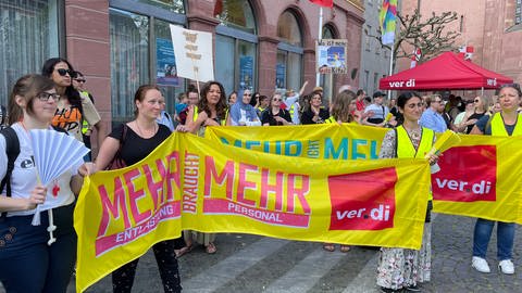 Hunderte Erzieherinnen und Erzieher forderten in Mainz mehr Personal, bessere Arbeitsbedingungen und mehr Geld. (Foto: SWR, G. Walch)